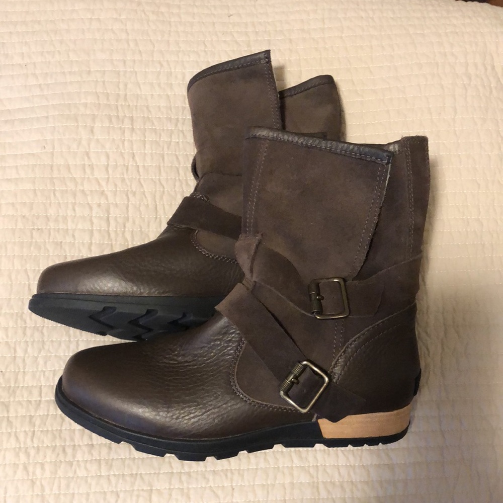 LADIES SOREL BOOTS - NEW...!